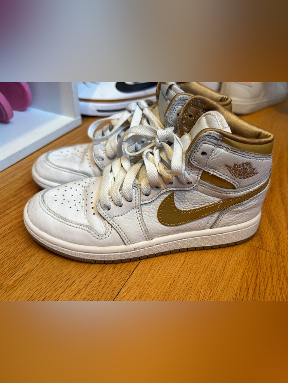 Jordan 1 Retro OG High Metallic Gold - Picture 2 of 7
